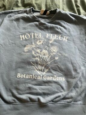 Universal Thread Blue Floral "Hôtel Fleur" Sweatshirt